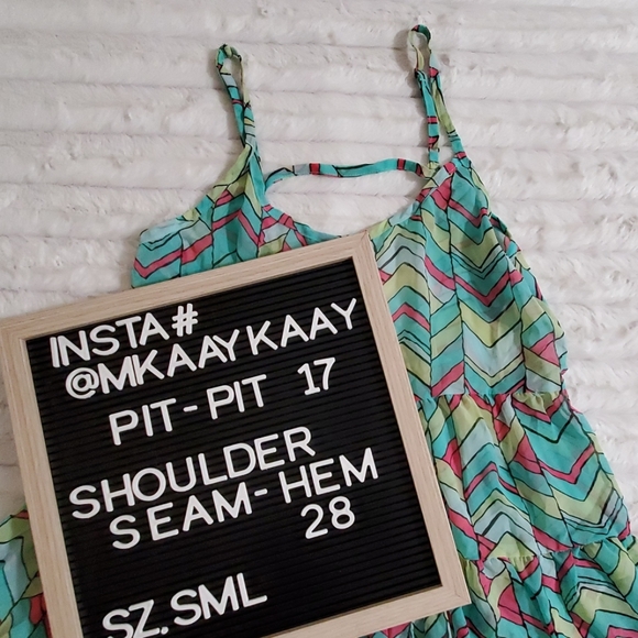 en creme flowy ruffled  geometric print top spaghetti strap Small EUC - Picture 6 of 6